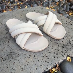 Olukai Women’s Puffy Slide Sandal